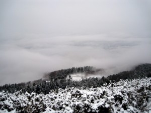 santa croce paese fantasma tra neve e nebbia