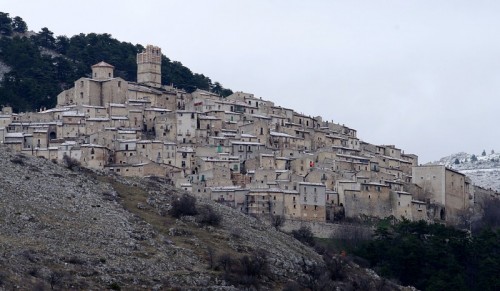Castel del Monte - Le case con il colore della pietra