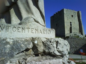 Castello dei Conti d’Aquino e statua del Santo
