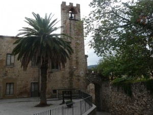 La torre del castello, ora  del palazzo comunale e la porta a terra