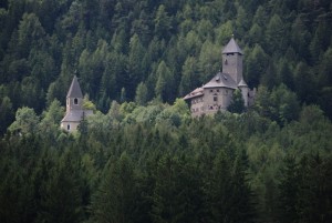 Il castello di Chela che domina il paese di Gais