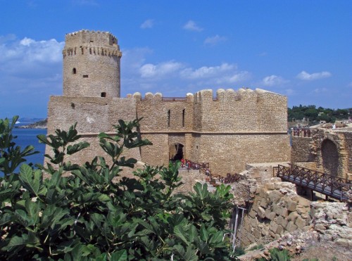 Isola di Capo Rizzuto - LA FORTEZZA SUL MARE Isola di Capo Rizzuto - LA FORTEZZA SUL MARE