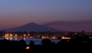 Tramonto a Siracusa sullo sfondo ben visibile l’Etna con la colata lavica