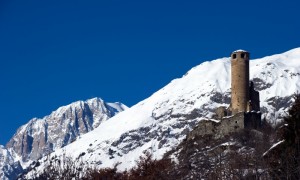 Il castello  di Chatelard svetta accanto al Monte Bianco