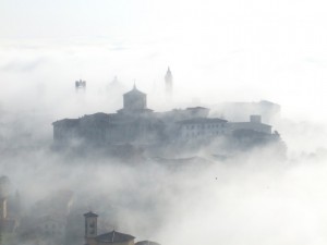 Bergamo alta emerge dalle nebbie