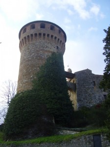 Imprigionato dall’edera parassita, svetta il torrione del Castello della Sala
