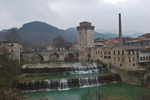 Fermignano - la torre ,il ponte, e la cascata Fermignano - la torre ,il ponte, e la cascata