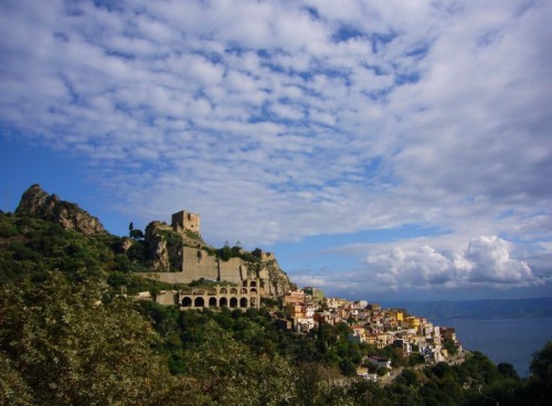 Scaletta Zanclea - Sotto un manto di nuvole Scaletta Zanclea - Sotto un manto di nuvole