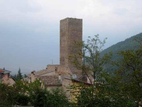 Introdacqua - La torre medioevale che sovrasta il paese