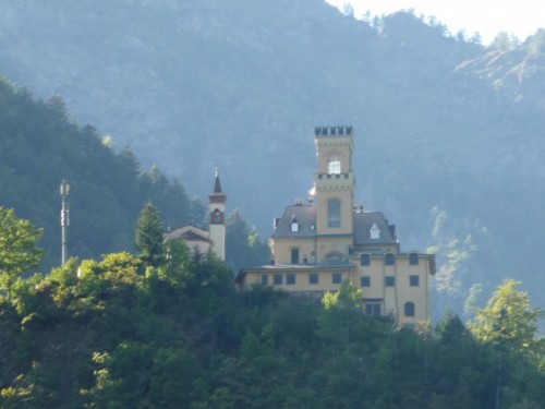 Cervatto - Ultimi raggi di sole sul castello di Cervatto