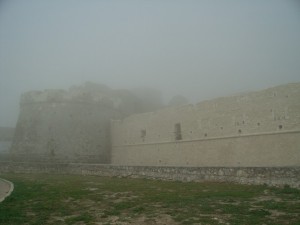 tra la nebbia il castello