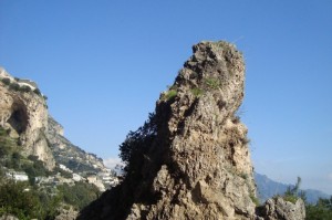 case arroccate, tra “stalattiti” rocciose