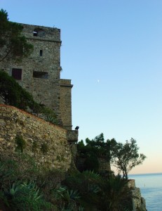 la luna sulla fortezza di monterosso