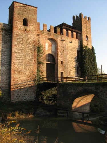 Lozzo Atestino - Ingresso al castello di Valbona