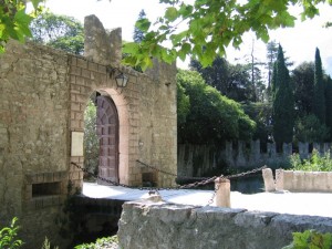 CAstel Toblino - dettaglio ponte lavatoio e portone ingresso