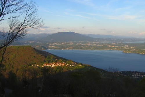 Brebbia - panorama sul campo dei fiori