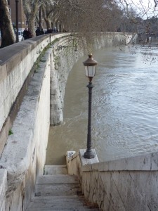 La scaletta ricoperta dalla piena del Tevere