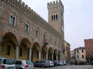 Il palazzo comunale con la torre civica