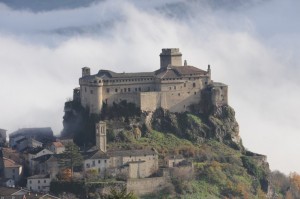 castello di Bardi con nebbia