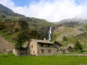 Tre case e una cascata - Chiapili di Sopra