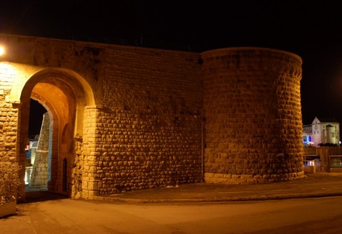 Trani - accanto al fortino si affaccia prepotente la Cattedrale di trani