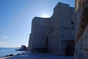 ed il muro conduce l’occhio al Castello (Monopoli)
