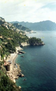 il paese proteso sui gradoni e la splendida marina