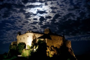 castello notturno con luna e nuvole a pecorelle