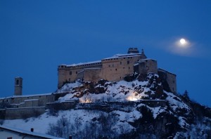 castello innevato con luna
