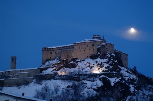 Bardi - castello innevato con luna