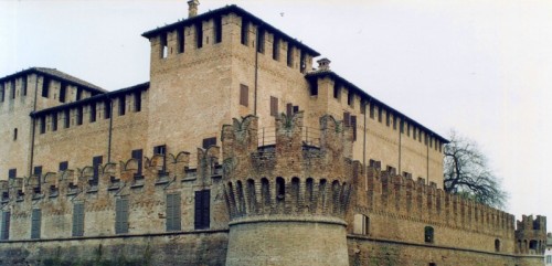 Fontanellato - la doppia linea di difesa della rocca Sanvitale Fontanellato - la doppia linea di difesa della rocca Sanvitale