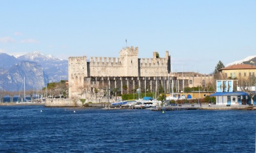 Torri del Benaco - Castello di Torri visto dal Garda. Torri del Benaco - Castello di Torri visto dal Garda.