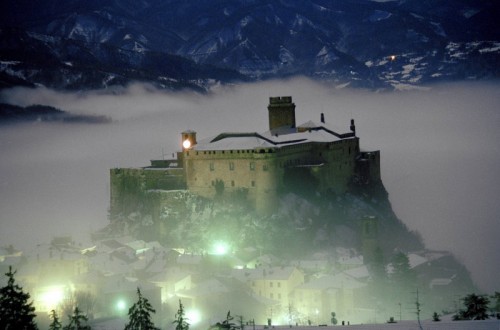 Bardi - Castello con nebbia Bardi - Castello con nebbia