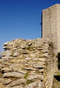 Le mura e la torre del Castello di Monsummano Alto