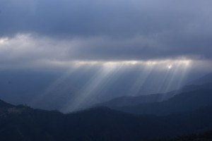 Montagne e raggi di luce