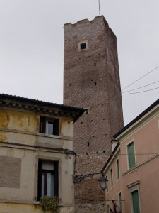 Tra le case spunta la Torre Balzonella