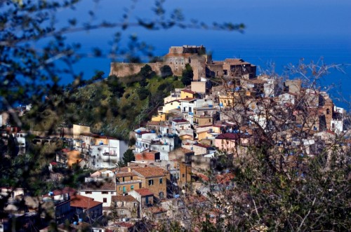 Caronia - Il castello normanno domina su Caronia Caronia - Il castello normanno domina su Caronia