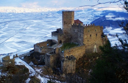 Appiano sulla Strada del Vino - Dall'alto domina la piana di Appiano Appiano sulla Strada del Vino - Dall'alto domina la piana di Appiano