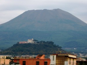 un piccolo monastero ed un grande vulcano