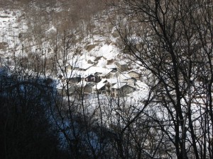 Fondo imbiancata, nell’ ombra il ponte