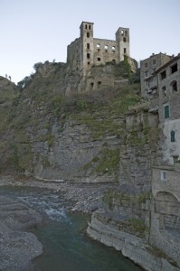 Il castello di Dolceacqua e il torrente Nervia.