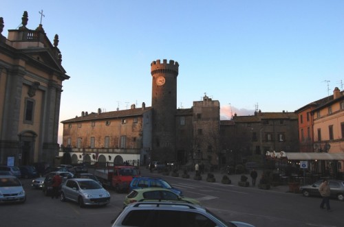 Viterbo - Bagnaia, la torre con la porta d' accesso alla città !
