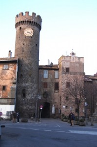 Bagnaia, la torre e la porta a Piazza 20 settembre.