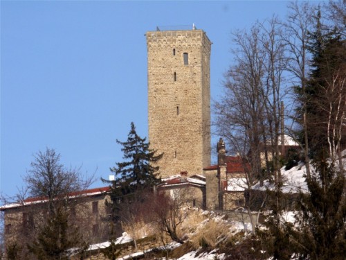 San Giorgio Scarampi - torre difensiva a sei piani....... San Giorgio Scarampi - torre difensiva a sei piani.......