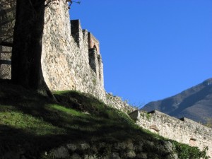mura castello avio