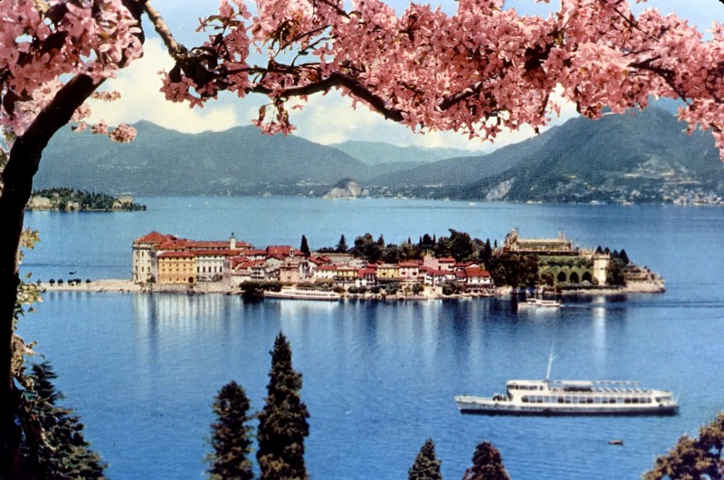 Stresa, parata di stelle sul Lago Maggiore per la sfilata di Louis Vuitton  sull'Isola Bella - La Stampa