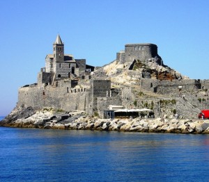 San Pietro e vecchio castello visti dal mare
