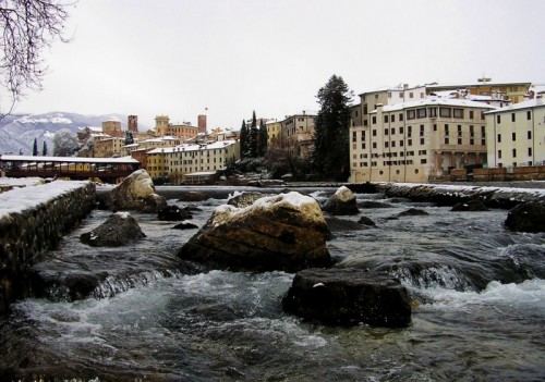 Bassano del Grappa - Con i piedi in ammollo....... (cosa non si fa per una foto) Bassano del Grappa - Con i piedi in ammollo....... (cosa non si fa per una foto)