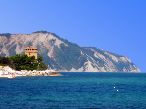 Ancona - Torre di Portonovo con bagnanti Ancona - Torre di Portonovo con bagnanti