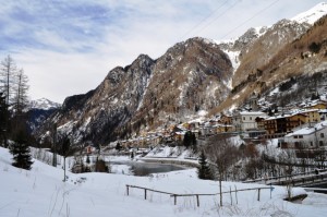 Veduta di Carona e del Laghetto ghiacciato